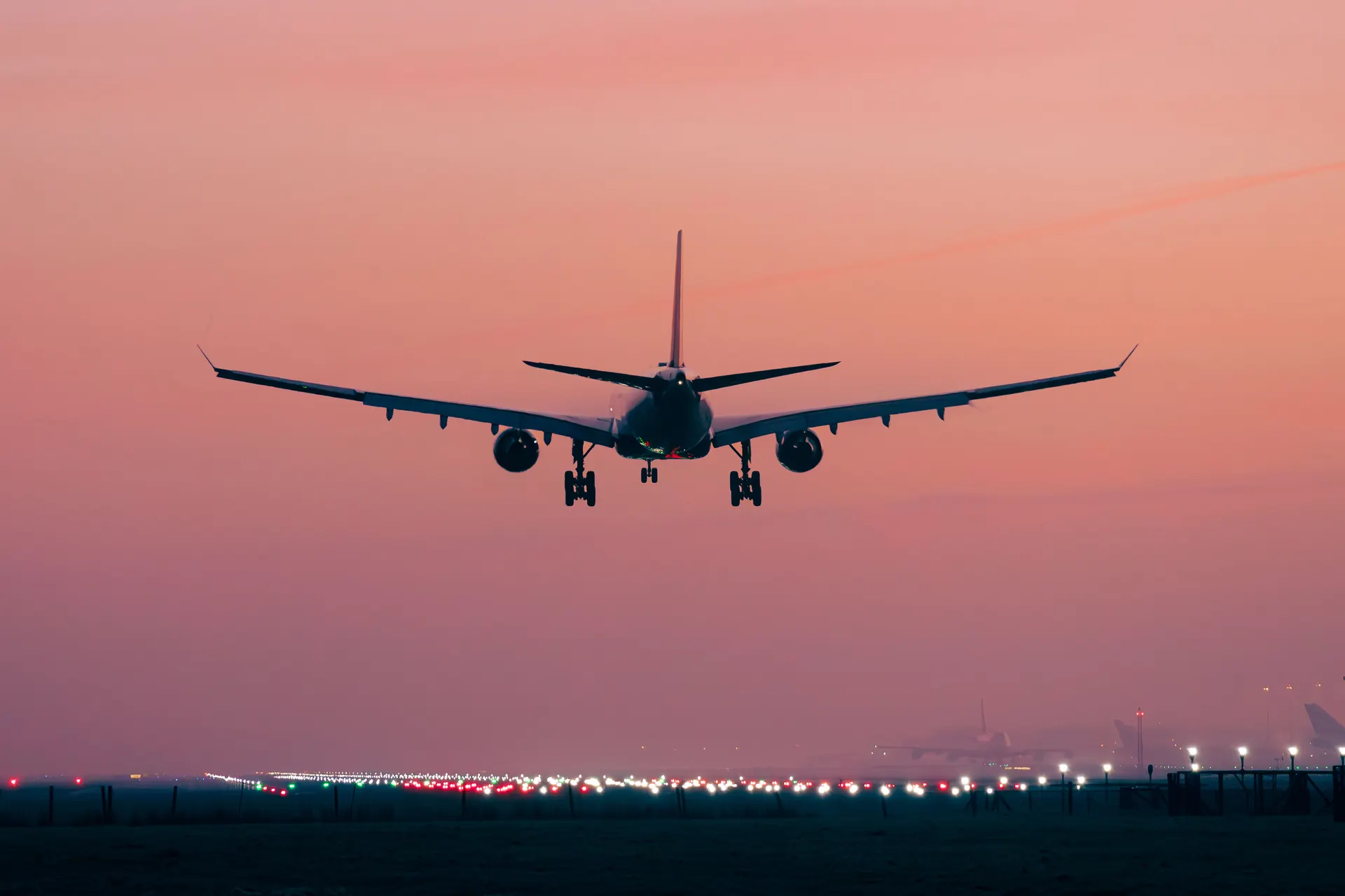Avion à l'atterrissage au crépuscule