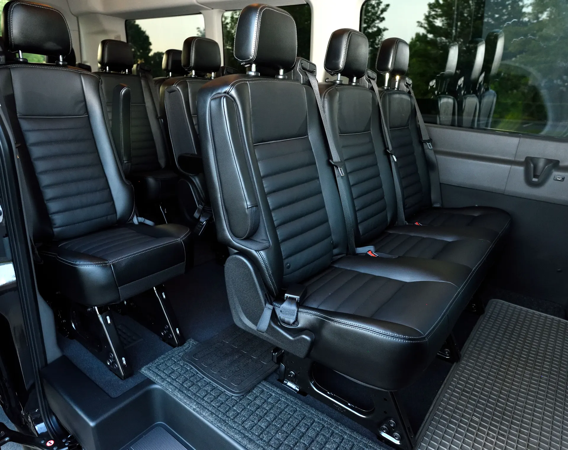 Banquettes en cuir noir du van